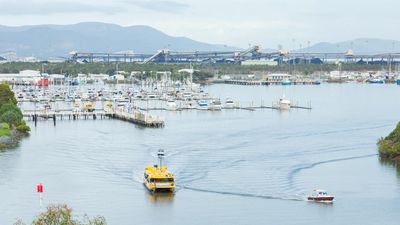Carrier stuck near major port after failed rescue bids