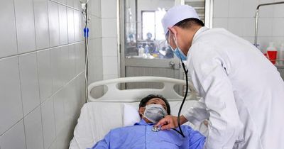 Ngã vào công trường, nam thanh niên bị 2 thanh sắt xuyên qua đùi, bụng