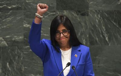The Tragic Paradox of Venezuelans in the U.S.: ICE Shoots One of Their Own as Chavista Delcy Rodríguez Arrives in New York