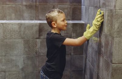 Should Parents Pay Kids for Chores They’re Expected to Do Anyway?