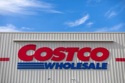 Why Are Costco’s Food Court Prices So Much Lower Than Other Restaurants?