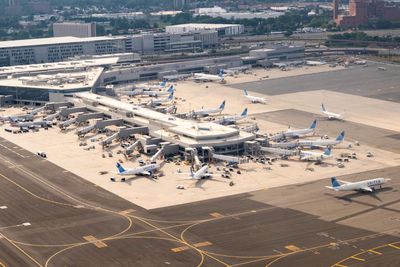 Flights resume across US north-east after FAA communications failure