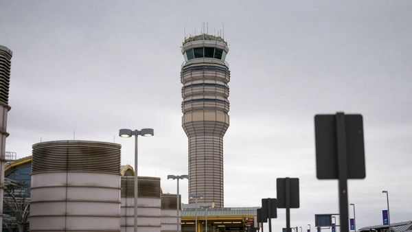 Flights grounded at major US airports after construction workers cut backup cable