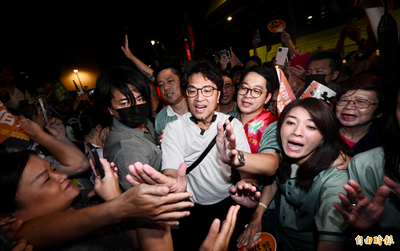下午臨時宣布！沈伯洋突襲延三夜市 洋流依舊塞爆網看呆
