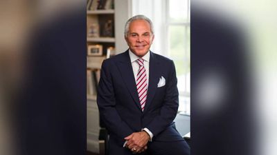 In 2000, Henry Kravis offered Joe Plumeri a job after a chance Paris meeting; the result made him Willis CEO despite limited experience in insurance and London