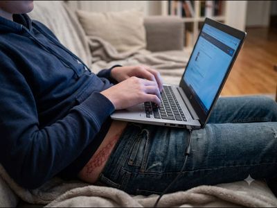 A strange honeycomb rash appeared on a child’s stomach and grew more painful over weeks, until doctors traced the unusual skin damage to how he used his laptop