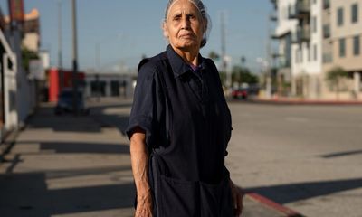Tiene 83 años, pero tiene que salir de casa antes del amanecer para ganarse un salario bajo.