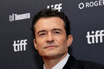 Orlando Bloom addresses controversial threesome scene with real-life sisters Rooney and Kate Mara in new film