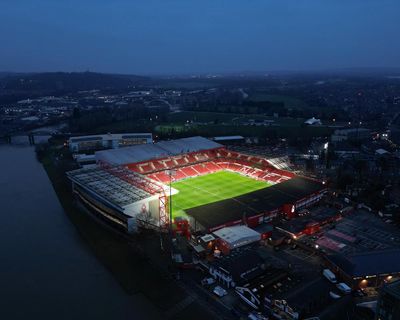 Which football stadiums have the highest and lowest Google ratings?
