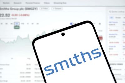 Smiths to give 10,000 workers up to £400 in shares – but there’s a catch