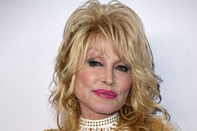 Dolly Parton allowed just one person at her deathbed: report
