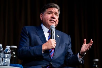 Pritzker establishes AI cabinet in Illinois amid calls for greater regulation