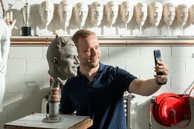 Gallery: Felix Rosenqvist's likeness immortalized for Borg-Warner Indy 500 trophy
