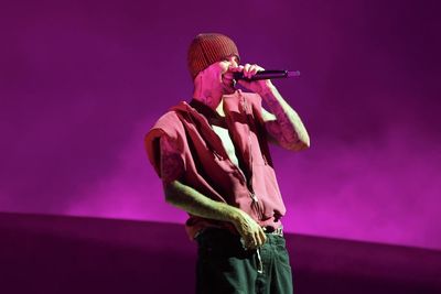 Justin Bieber performs surprise acoustic gig in beleaguered Los Angeles park