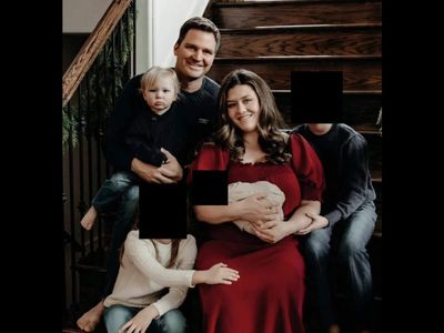 Illinois mom, Lindsay Clancy supporter, allegedly kills 2-year-old son Barrett Walsh by hanging him in the basement
