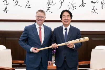 韌性靠團結！白宮前官員四度會見賴總統 致贈「捍衛自由印太」球棒