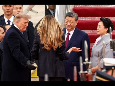 Watch what Melania Trump does with her hand after shaking hands with Xi Jinping and his wife Peng Liyuan, the US First Lady’s gesture sparks attention