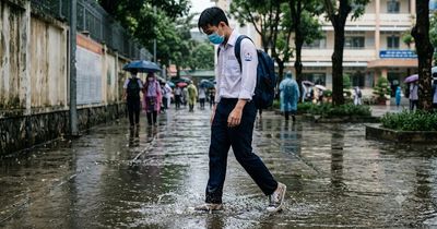 TP.HCM mưa, học sinh khổ vì phải mang giày ba ta suốt tuần