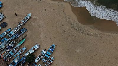 People battle huge waves to save boat in Acapulco during Hurricane Polo