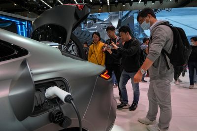Chinese auto companies race ahead on EV technology, achieving 5-minute ultrafast charging