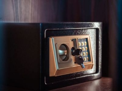 The Previous Owner Left a Safe Behind: Who Legally Owns What’s Inside — and the Step That Can Cost You It