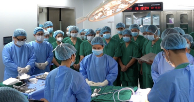 Xúc động hình ảnh y bác sĩ tiễn biệt đồng nghiệp chết não trước giờ hiến tạng