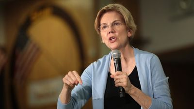 Trump ordered Xi Jinping with fanfare at Joint Base Andrews. Elizabeth Warren says it’s par for the course for Trump: ‘He loves dictators’