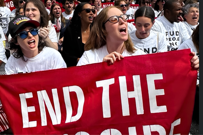Hannah Einbinder Led Away Chanting 'Free Palestine' as Police Clear an Anti-Netanyahu Sit-in in New York