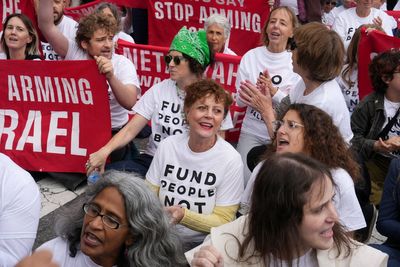 Police handcuff Susan Sarandon as actor arrested at anti-Netanyahu protest in New York