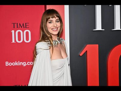 Dakota Johnson’s ‘Brown Sugar Espresso’ nails are the cozy fall trend taking over social media