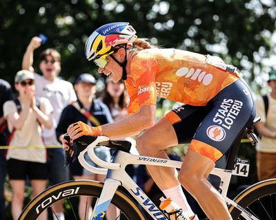 Vollering pips Niewiadoma to seal dramatic road race world title