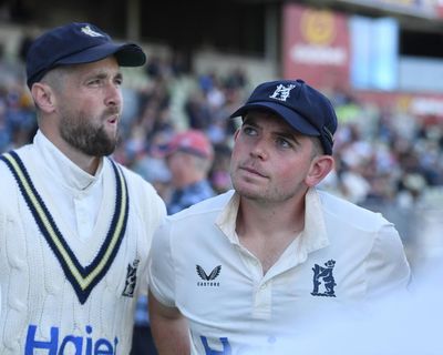 Nice guys finish first as Bamber and Woakes help Warwickshire seal slow-burn title