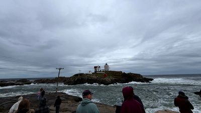 US Nor’easter batters East Coast, cancels over 400 flights, leaves 100,000 without power