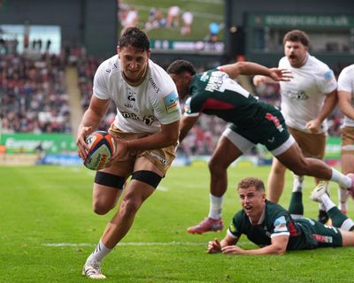 Saracens overcome adversity to battle back and edge Leicester in 12-try thriller