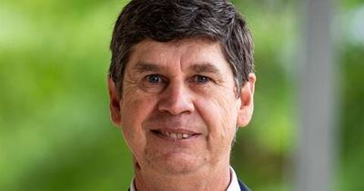 Long standing mayor falls as council elects new leader in tight vote