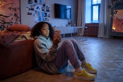 Smartphone Ownership at 12 Tied to More Eating Disorder Symptoms by 14 in U.S. Study of 8,957 Kids