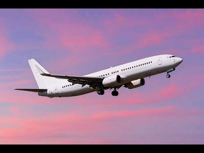 Your Thanksgiving and Christmas flight could still stay expensive long after jet fuel prices come down