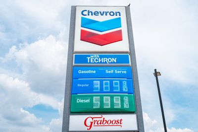 Near-Record Gloom: U.S. Consumer Sentiment Sinks to 48.1 on Gas, Tariffs, Rates