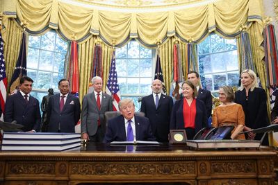 Trump announces $15bn Iowa steel plant as he bids to boost flagging midterm hopes