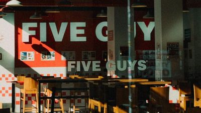 Man ordered ‘plain’ burger at Five Guys, then allegedly had a meltdown when the food arrived: ‘There’s nothing on it’