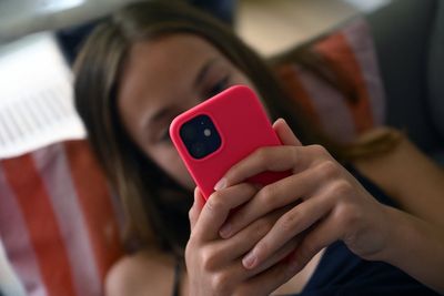 How early smartphone use increases eating disorder risks in preteens