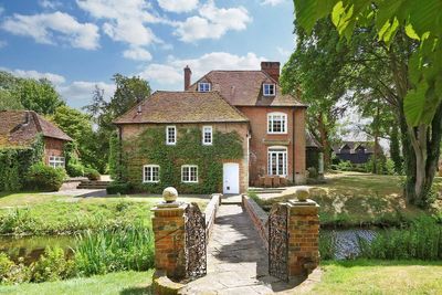 Georgian Manor House in Oxfordshire with own moat to be auctioned for £2.4m
