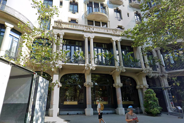 Manhunt after tourist ‘stabbed in the neck’ at five-star hotel in Barcelona