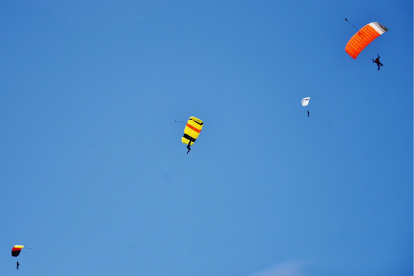 Skydivers Make Daring Emergency Jump to Plane Crash Site After Spotting Aircraft 'Disappear Behind the Trees'