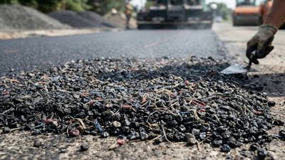 Carpet Fibres Boost Asphalt: lab mix lifts fracture energy by 85%; field trials still awaited
