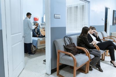 Online Therapy with Peer Support Eased Anxiety After Low-Risk Chest Pain ER Visits in a 375-Patient JAMA Trial