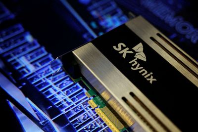 Global Market: SK Hynix to assess shareholder protection over potential Solidigm listing