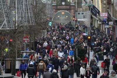 UK population growth slows to lowest rate in decades as migration falls