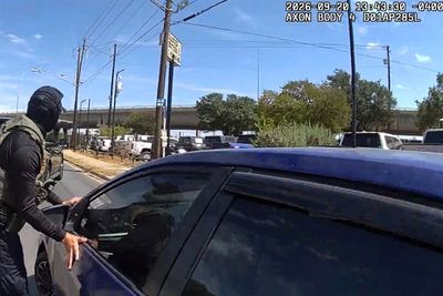 New ICE guidance bans high-speed car chases and sets tighter rules for traffic stops, a memo shows