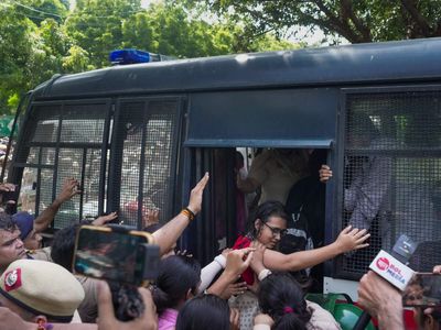 Delhi Police detains over 700 protesters gathering near Jantar Mantar to demand CEC's ouster